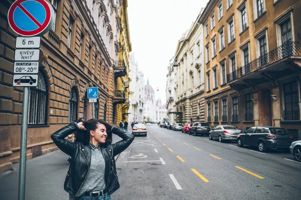 sonbahar sezonu şehir sokakları genç güzel kadın. kopya alanı