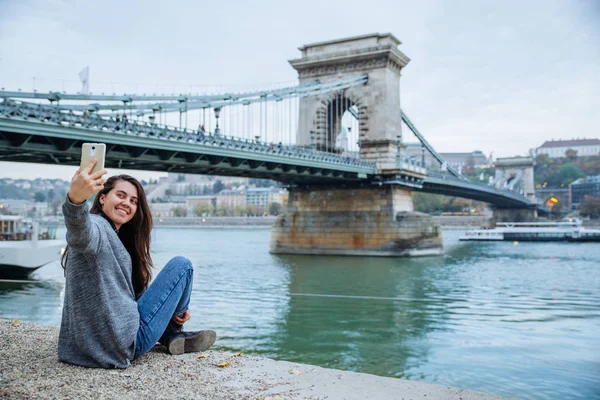 Ritratto Giovane Bella Donna Vecchio Ponte Catena Sfondo Autunno Sta — Foto Stock