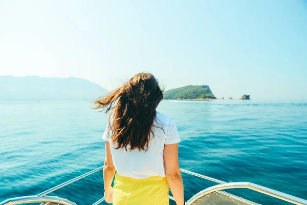 Jonge Mooie Vrouw Boot Neus Zee Met Bergen Eiland Achtergrond — Stockfoto