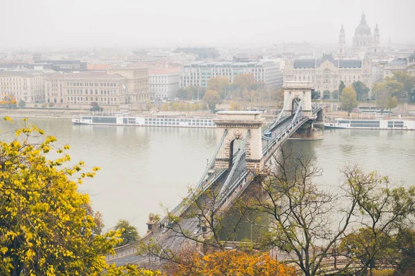 Старий Ланцюговий Міст Через Річку Дунай Найближчий Угорський Осінь Наближається — стокове фото