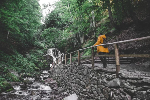 Omul Mergând Urmele Pădurii Până Cascadă Haină Ploaie Galbenă Concept — Fotografie, imagine de stoc