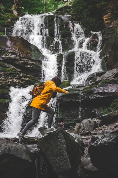 Mulher Saltar Rocha Para Rocha Floresta Capa Chuva Amarela Queda — Fotografia de Stock