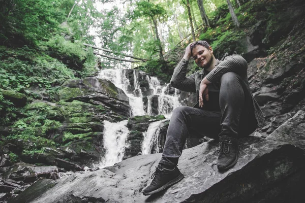 Homem Sentado Rocha Com Cachoeira Fundo Conceito Viagem — Fotografia de Stock