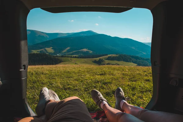 Casal Deitado Porta Malas Carro Com Bela Vista Das Montanhas — Fotografia de Stock