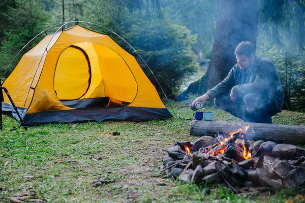Mann Gießt Tee Metallbecher Zelt Hintergrund Campingkonzept — Stockfoto