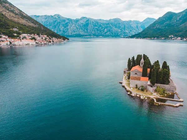 Isla Kotor Bay Montenegro Hermosa Vista Del Mar Las Montañas —  Fotos de Stock