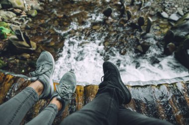 bacaklar arka plan üzerinde şelale ile iki kişi. kopya alanı