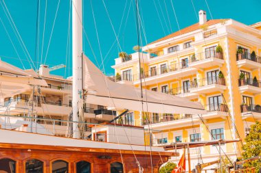 denizde yatlar için dock ile Plaj tesisi. avuç içi güneşli bir gün