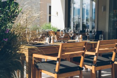 boş kafe dışında. güneş ışığı. Yaz saati. tablo üzerinde gözlük