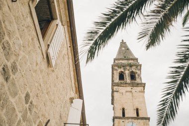 perast, Karadağ Kilise kulesinde. arka plan üzerinde bulutlar