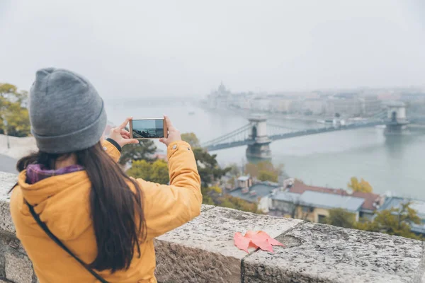 Mulher Tirando Foto Velha Cidade Europeia Colina Outono Cidade Viagens — Fotografia de Stock