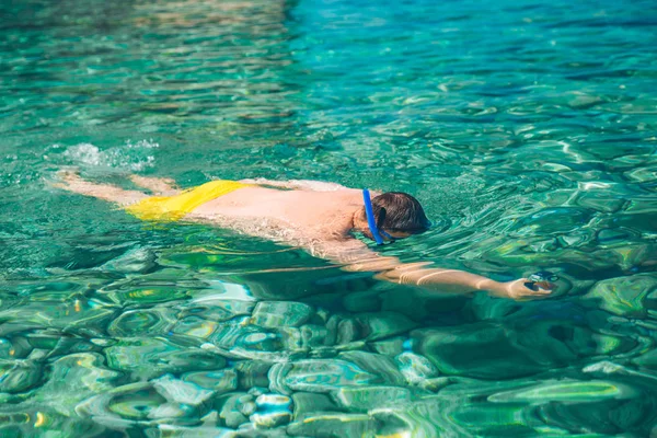 男はマスクとアクション カメラと水の下で泳ぐ ビデオの録画 — ストック写真
