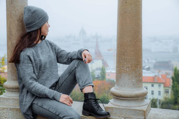 Woman Sitting Beautiful View Budapest Mist Autumn Season — Stock Photo, Image