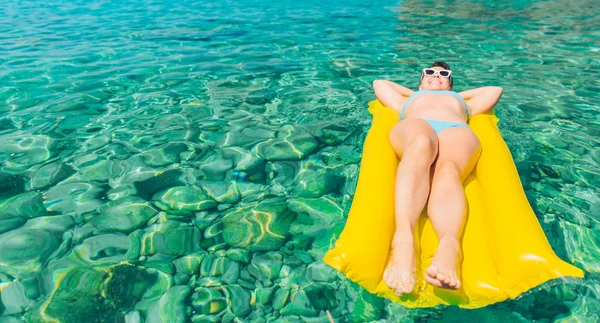 Frau Liegt Auf Gelber Aufblasbarer Matratze Blauem Klarem Meerwasser Sonnenbräune — Stockfoto