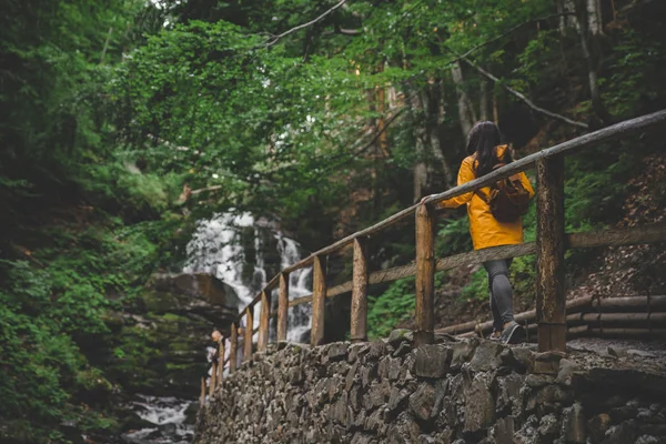 Mulher Caminhando Para Cachoeira Capa Chuva Amarela Espaço Cópia — Fotografia de Stock