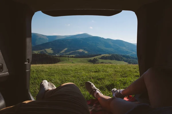 Couple Laying Car Trunk Beautiful View Mountains Mountains Vacation — Stock Photo, Image