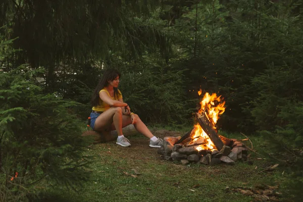 Femme Assise Près Feu Dans Forêt Espace Copie — Photo