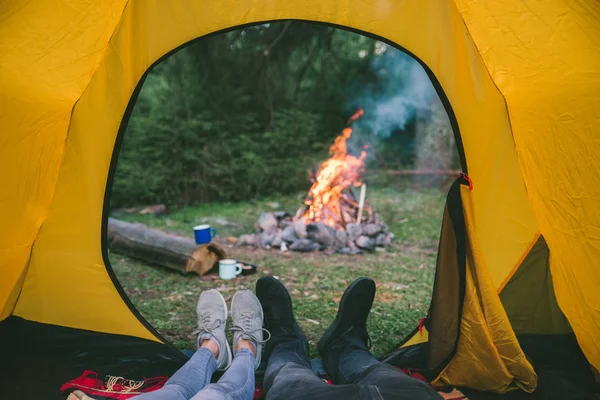 Pareja Descansando Tienda Con Vista Fuego Concepto Senderismo — Foto de Stock