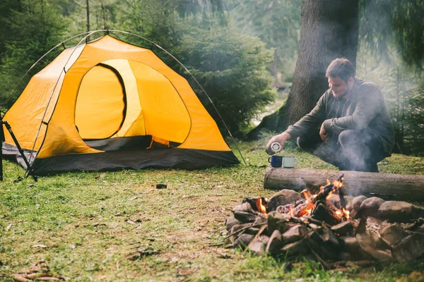 Mann Gießt Tee Metallbecher Zelt Hintergrund Campingkonzept — Stockfoto