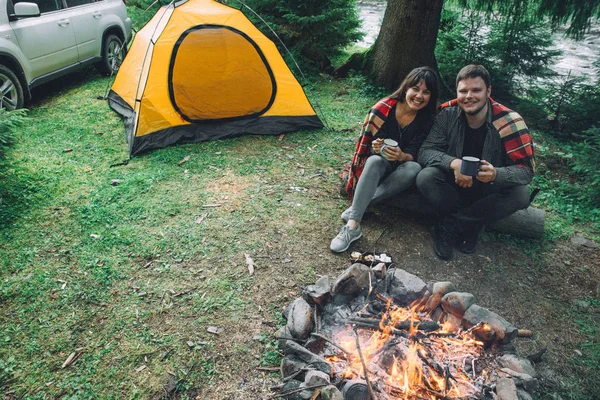 Casal Sentado Perto Fogo Acampamento Beber Chá Contar Histórias Tenda — Fotografia de Stock