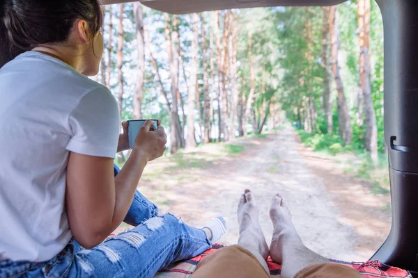 Couple Sitting Suv Trunk Enjoying Nature View Car Hiking — Stock Photo, Image