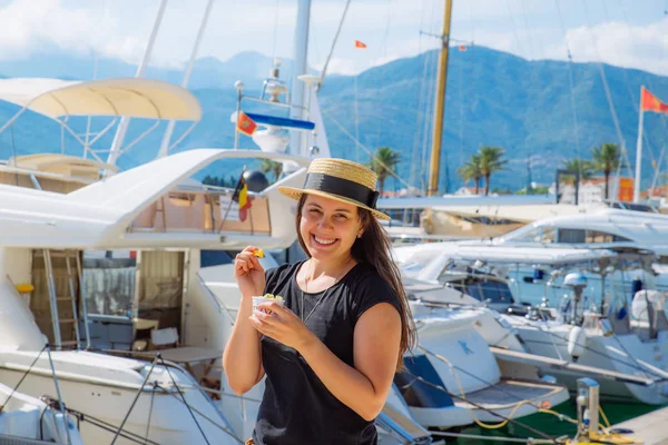 Ung Söt Kvinna Äta Glass Varm Sommardag Yachts Bakgrunden Sommartid — Stockfoto