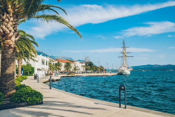 Vista Panorâmica Cidade Resort Beira Mar Com Grande Navio Branco — Fotografia de Stock