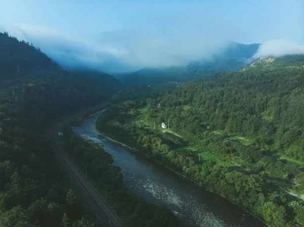 Vista Aérea Para Montañas Con Bosque Niebla Sale Del Bosque — Foto de Stock