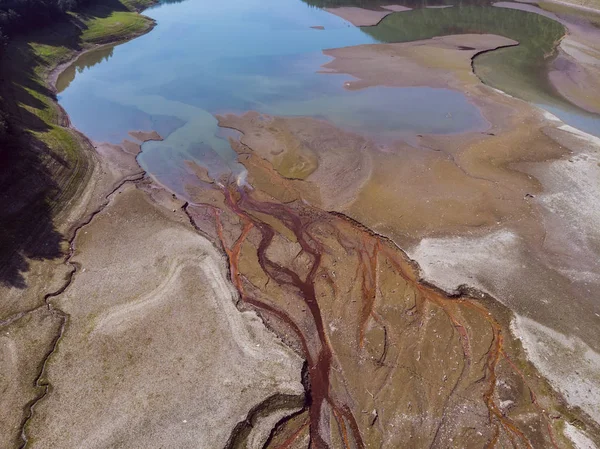 nehir kaynak. su kirliliği. üstten görünüm