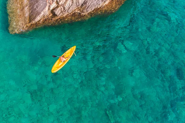 Homme Nageant Kayak Près Falaise Rocheuse Vacances Été — Photo