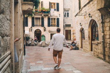 tarafından sıkı Kotor street yürüyüş şık delikanlı. Karadağ. Turizm kavramı