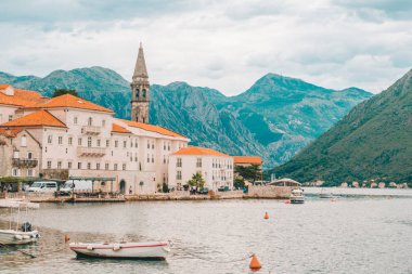 Karadağ'ın Perast şehir güzel manzarasına. bulutlu hava