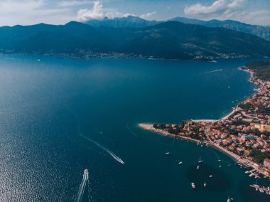 Şehir dock Karadağ Yatlar hava görünümünü. Yaz saati