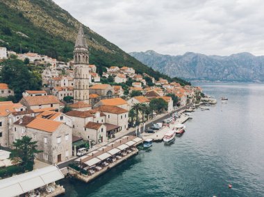 Hava kenti eski Avrupa deniz ve dağ içinde geçmiş. seyahat kavramı