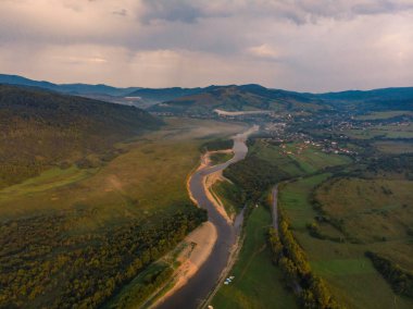 Sunset'teki havadan görünümü Karpat Dağları'nın. sihirli sis