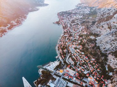kotor Körfezi kotor şehir ile hava görünümünü günbatımı üzerinde. şehir içinde kırmızı güneş ışığı