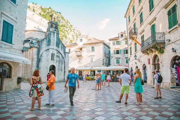 Kotor, Karadağ - 19 Temmuz 1990: turist tarafından sıkı kotor sokaklarda yürüyüş. yaz tatili