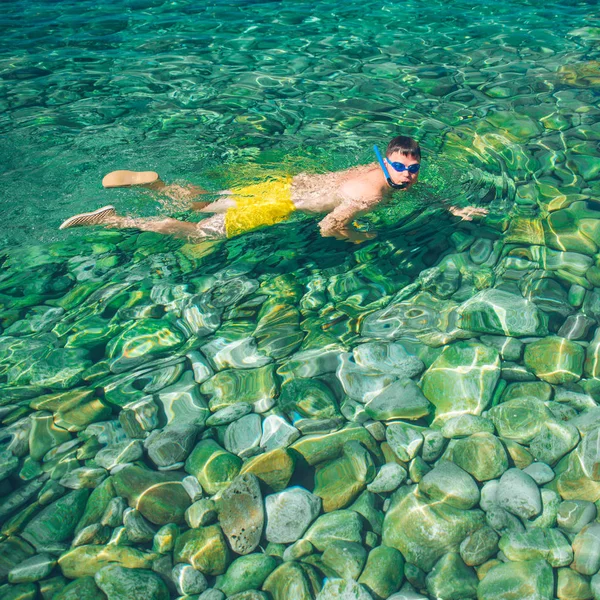 Hombre Nadando Bajo Agua Con Máscara Cámara Acción Grabación Vídeo — Foto de Stock