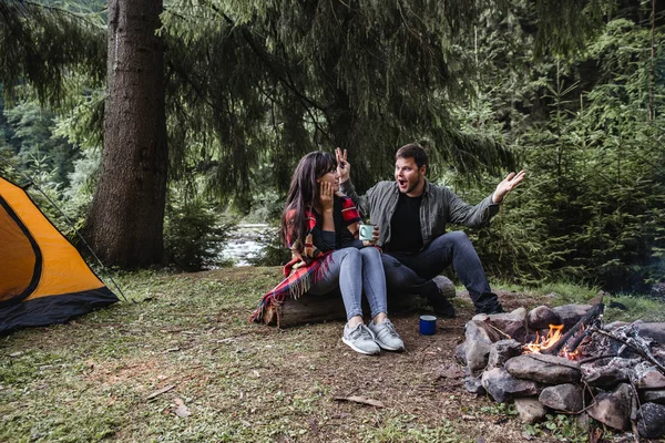 Pärchen Sitzen Lagerfeuer Trinken Tee Und Erzählen Geschichten Zelt Und — Stockfoto