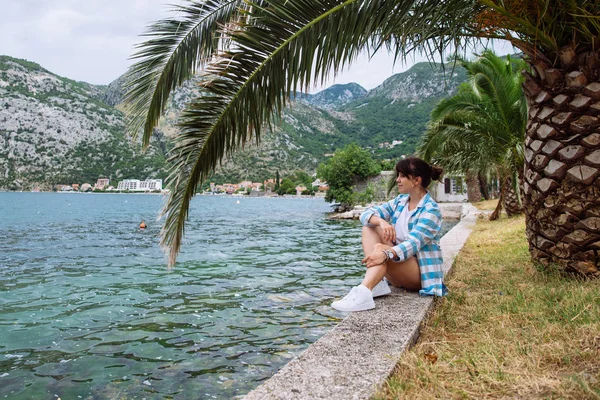 坐在海边看海浪的女人 山上的背景 夏季时间 — 图库照片