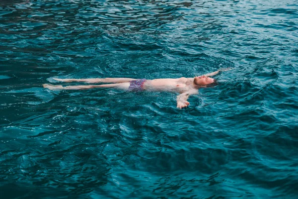 Man Rug Blauwe Transparante Zeewater Zwemmen Zomervakantie — Stockfoto