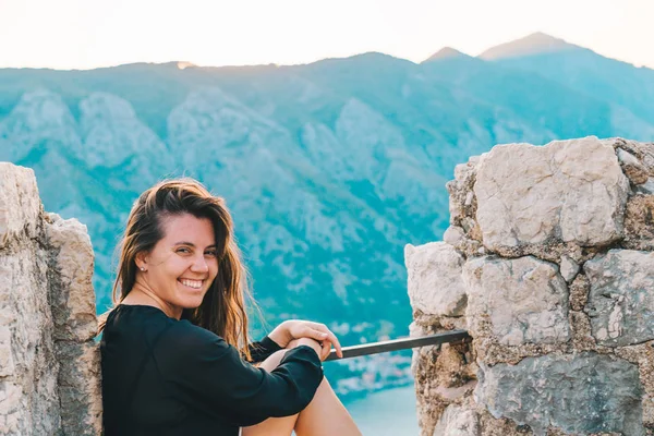 Jonge Volwassen Vrouw Zittend Bovenop Heuvel Zonsondergang Met Prachtig Uitzicht — Stockfoto