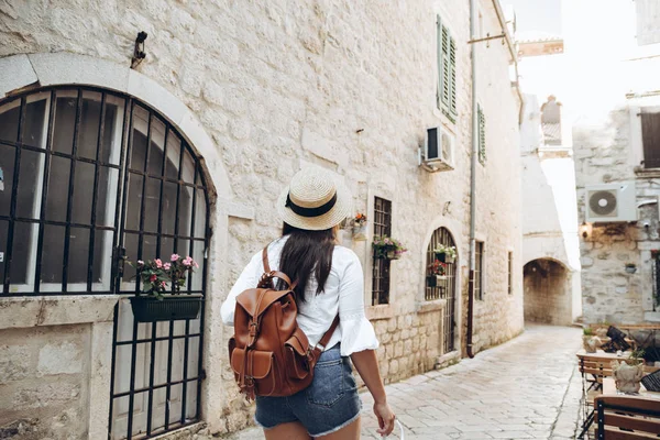 Mulher Andando Por Ruas Apertadas Kotor Monten — Fotografia de Stock