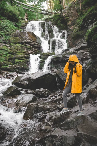 Vrouw Permanent Gele Regenjas Kijken Naar Waterval Wandelen Concept — Stockfoto