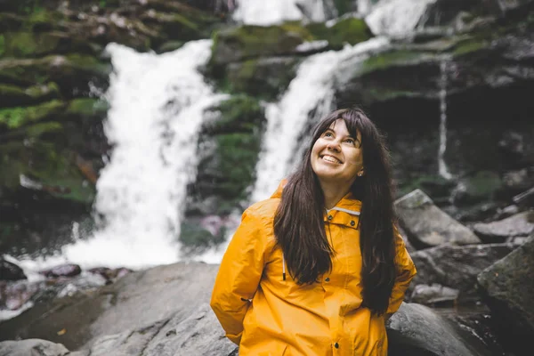 Donna Sorridente Impermeabile Giallo Con Cascata Sullo Sfondo Concetto Trekking — Foto Stock