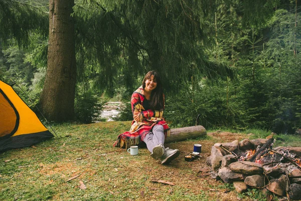 Mujer Sentada Cerca Del Fuego Con Una Taza Concepto Senderismo — Foto de Stock