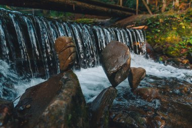 dağlar Nehri akış kayalarda denge. sakinlik/durgunluk