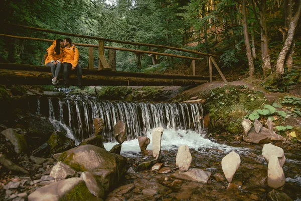 Coppia Seduta Ponte Legno Attraversare Montagne Fiume Nella Foresta Pietra — Foto Stock