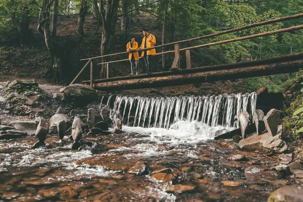 Coppia Piedi Sul Ponte Legno Attraversare Fiume Montagne Copia Spazio — Foto Stock