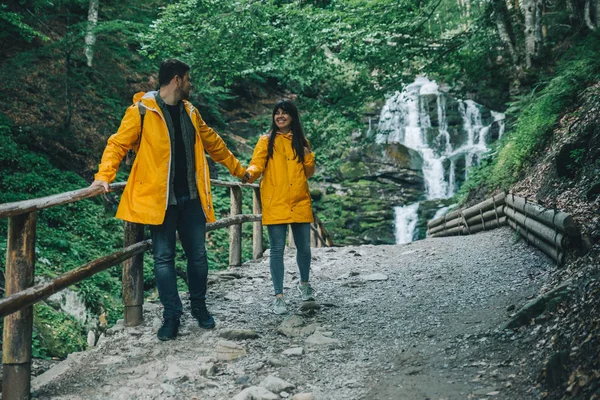 Cuplu Ţinându Mâini Mergând Parc Cascada Fundal Copia Spațiu — Fotografie, imagine de stoc